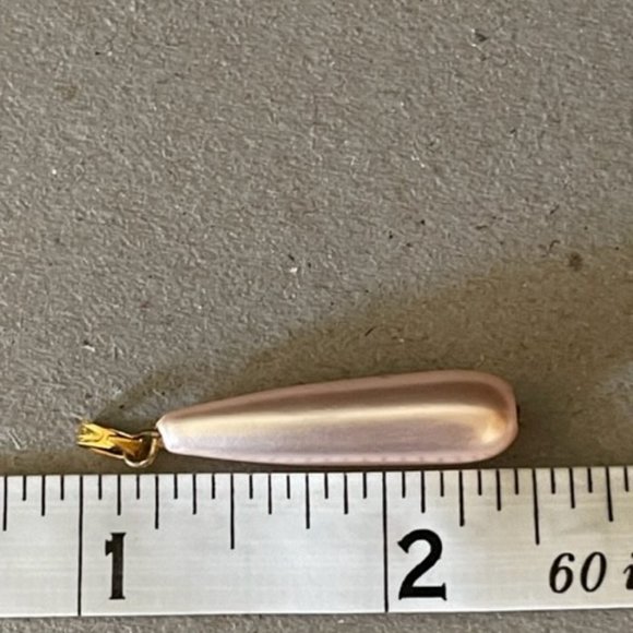 Faux Pearl Pink Teardrop Pendant Hanging from an 18" 80's Gold Chain, Classic - Picture 6 of 7